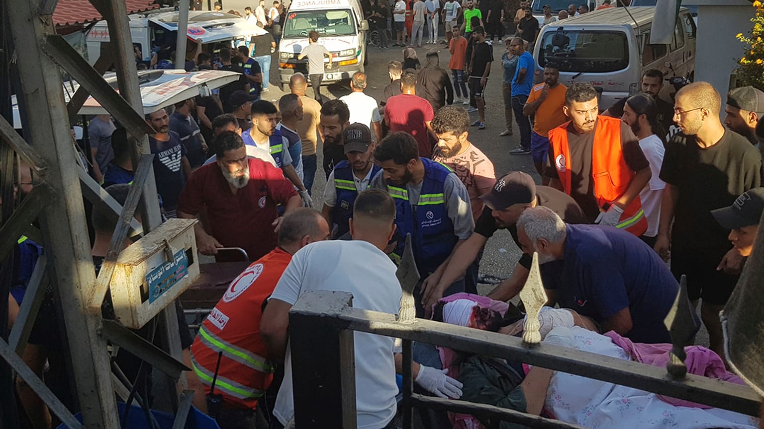 الدفاع المدني يحملون رجلاً أصيب بعد انفجار جهاز النداء المحمول الخاص به، في مدينة صيدا الساحلية الجنوبية، لبنان، الثلاثاء 17 سبتمبر 2024.