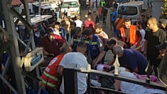 الدفاع المدني يحملون رجلاً أصيب بعد انفجار جهاز النداء المحمول الخاص به، في مدينة صيدا الساحلية الجنوبية، لبنان، الثلاثاء 17 سبتمبر 2024.
