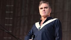 Ο πρώην frontman των Smiths Morrissey απολύει την ομάδα διαχείρισης μετά την διάψευση των ψευδών ισχυρισμών του Johnny Marr  