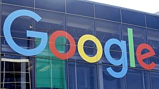 Un panneau est affiché sur un bâtiment de Google sur son campus de Mountain View, en Californie, le 24 septembre 2019.
