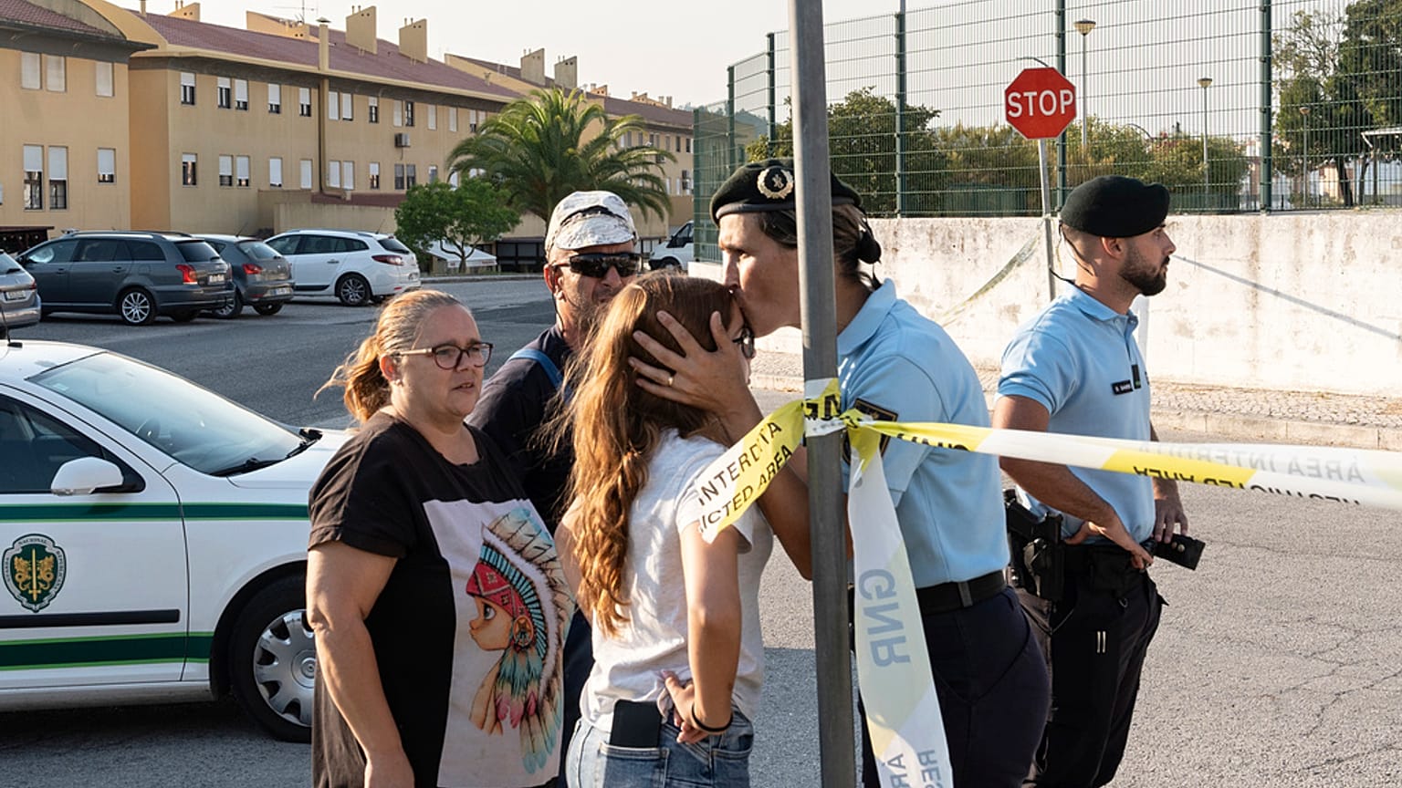 Una policía besa a una niña fuera de una escuela donde un niño de 12 años apuñaló e hirió a otros seis niños en Azambuja, cerca de Lisboa, el martes 17 de septiembre de 2024. 