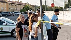 Una policía besa a una niña fuera de una escuela donde un niño de 12 años apuñaló e hirió a otros seis niños en Azambuja, cerca de Lisboa, el martes 17 de septiembre de 2024. 