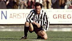 Salvatore Schillaci Juventus formasıyla sahada bekliyor, 1990