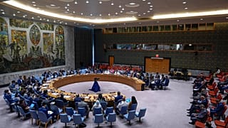 Люди выступают во время заседания Совета Безопасности ООН, посвященного войне в Газе, в штаб-квартире ООН, 29 мая 2024 года.