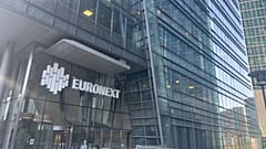 DATEI - Pariser Finanzbezirk