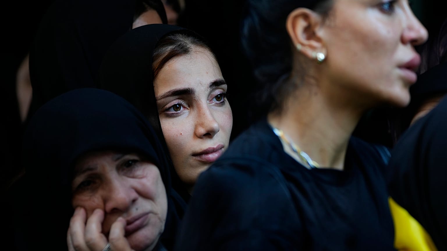 مشيعون في جنازة القائد في حزب الله علي جواد الذي قُتل في غارة جوية إسرائيلية في بيروت 6 أغسطس 2024