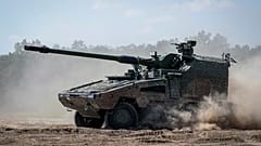 Altengrabow askeri tatbikat alanında tank üreticisi KNDS'nin A RCH 155 tekerlekli obüsünün hareket ettiği görülüyor, 26 Haziran 2024
