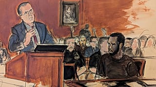 Sağda oturan Sean Combs, kefalet savunmasını yaparken solda oturan avukatı Marc Agnifilo'ya bakıyor