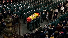 Los agentes de la Guardia Civil despiden a sus compañeros.