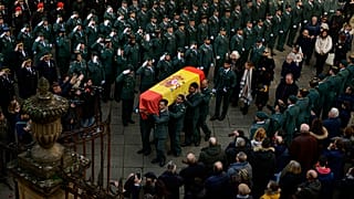 Los agentes de la Guardia Civil despiden a sus compañeros.