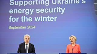 La présidente de la Commission européenne, Ursula von der Leyen (à droite), annonce une aide supplémentaire à l'Ukraine