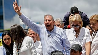 O candidato presidencial da oposição, Edmundo Gonzalez, lidera uma manifestação em Caracas, a 30 de julho de 2024.