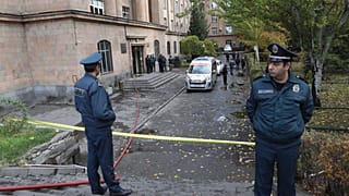 Ermenistan'ın başkenti Erivan'da bulunan Erivan Devlet Üniversitesi kimya bölümü binasında meydana gelen patlama sonrası bölgeye polis ekipleri sevk edildi, 17 Kasım, 2023.