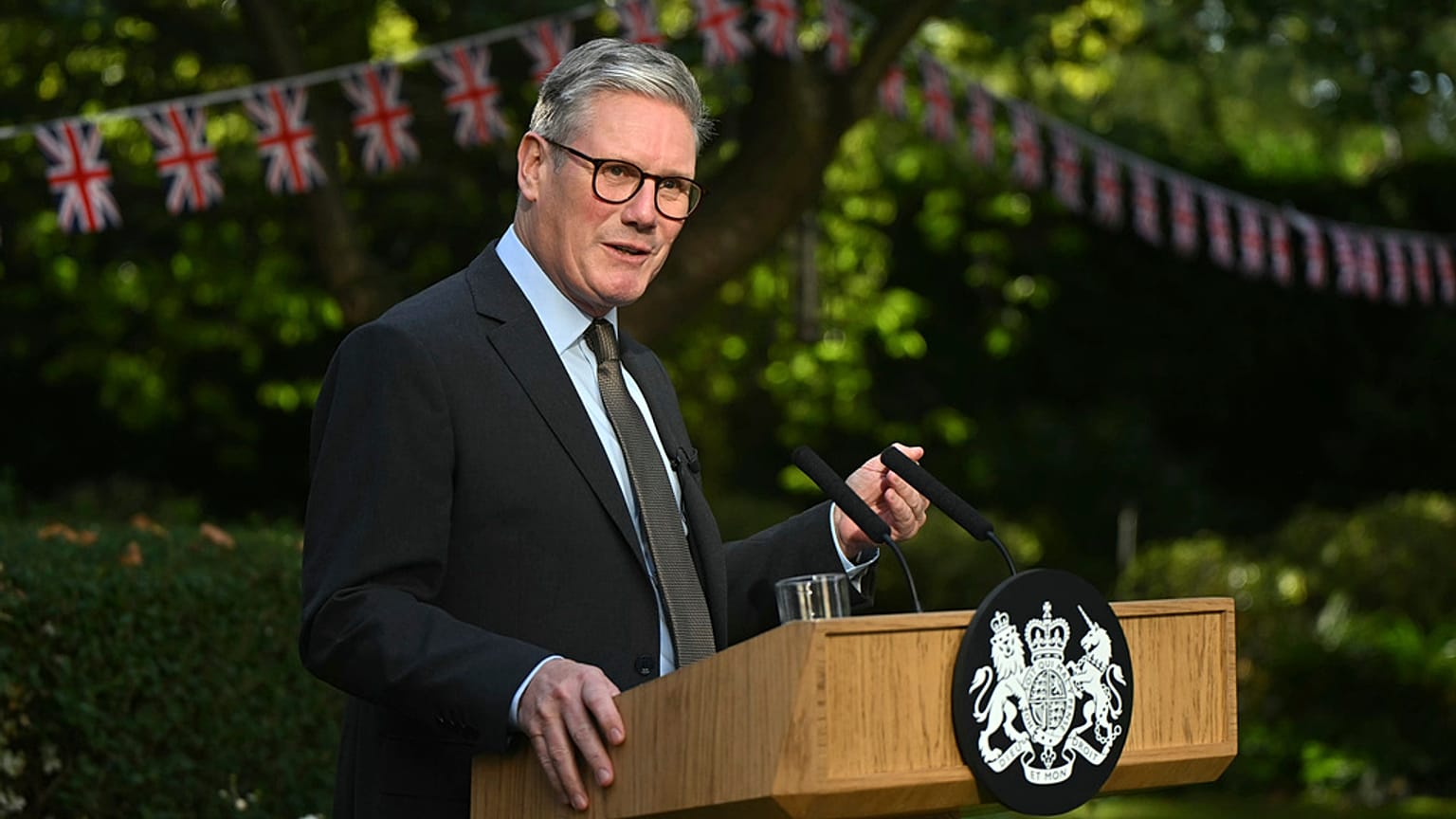 Başbakan Keir Starmer 17 Eylül 2024 Salı günü Londra'da Downing Street 10 numaranın bahçesinde bir konuşma yapıyor