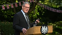 Başbakan Keir Starmer 17 Eylül 2024 Salı günü Londra'da Downing Street 10 numaranın bahçesinde bir konuşma yapıyor