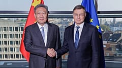 Wang Wentao, ministro de Comercio chino, se reunió en Bruselas con Valdis Dombrovskis, comisario europeo de Comercio.