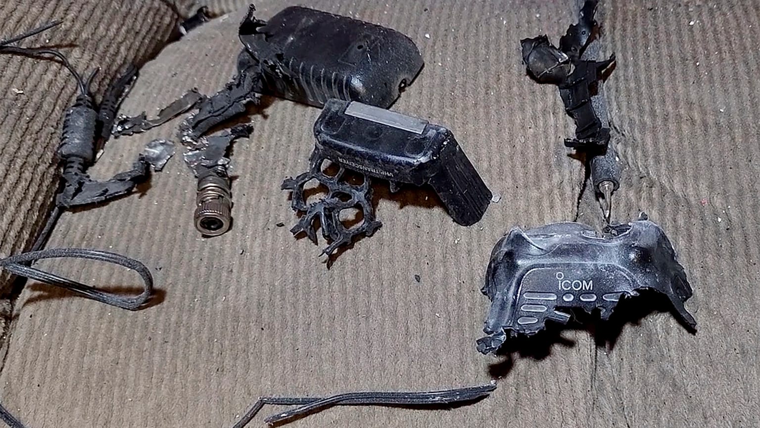 Uma imagem de vídeo mostra um walkie-talkie que explodiu dentro de uma casa em Baalbek, no leste do Líbano, na quarta-feira, 18 de setembro de 2024.