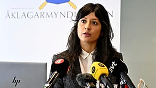 Savcı Reena Davgun basın toplantısı sırasında konuşuyor.