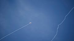 O sistema de defesa aérea israelita Iron Dome dispara para intercetar um foguete disparado do Líbano, no norte de Israel