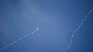 O sistema de defesa aérea israelita Iron Dome dispara para intercetar um foguete disparado do Líbano, no norte de Israel
