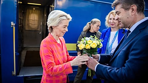 La présidente de la Commission européenne, Ursula von der Leyen, à gauche, est accueillie à son arrivée à la gare de Kiev, en Ukraine, le vendredi 20 septembre 2024.
