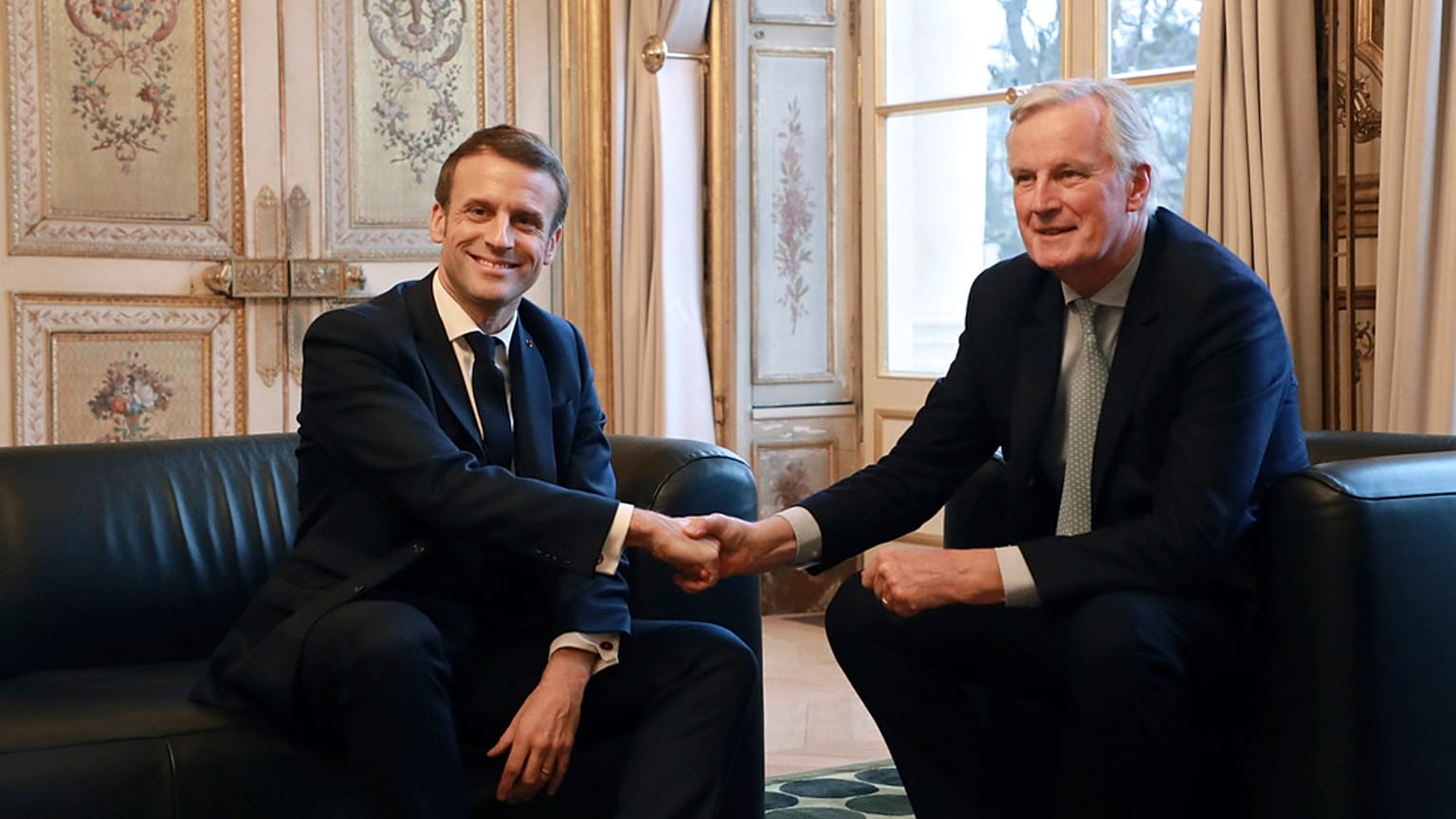 Emmanuel Macron, à esquerda, aperta a mão ao então negociador-chefe da União Europeia para o Brexit, Michel Barnier, no Palácio do Eliseu, em Paris, na sexta-feira, 31 de janeiro de 2020.