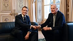 Emmanuel Macron, links, schüttelt die Hand des damaligen Brexit-Chefunterhändlers der Europäischen Union, Michel Barnier, im Elysee-Palast in Paris, Freitag, 31. Januar 2020.