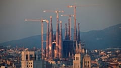 2010 yılında İspanya'nın Barselona kentindeki Sagrada Familia kilisesinin genel görünümü.