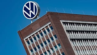 Le logo de Volkswagen se trouve au sommet d'un bâtiment du siège social de VW à Wolfsburg, en Allemagne.
