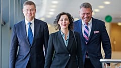 Die designierten EU-Kommissare Valdis Dombrovskis (links), Hadja Lahbib (Mitte) und Maroš Šefčovič (rechts)