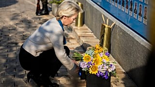 Ursula von der Leyen dépose un bouquet de fleurs sur un mur commémorant les soldats ukrainiens tombés pendant la guerre avec la Russie, à Kiev, en Ukraine, 20.09.2024