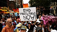 İklim aktivistleri fosil yakıtların sonlandırılması için New York'ta düzenlenen bir mitinge katılıyor, 17 Eylül 2023.