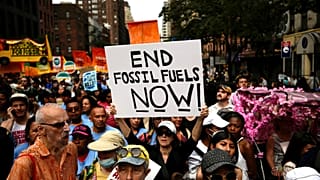 İklim aktivistleri fosil yakıtların sonlandırılması için New York'ta düzenlenen bir mitinge katılıyor, 17 Eylül 2023.