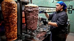  Ein türkischer Koch bereitet Döner in Berlin, Deutschland, am Mittwoch, 18. September 2024, zu. 