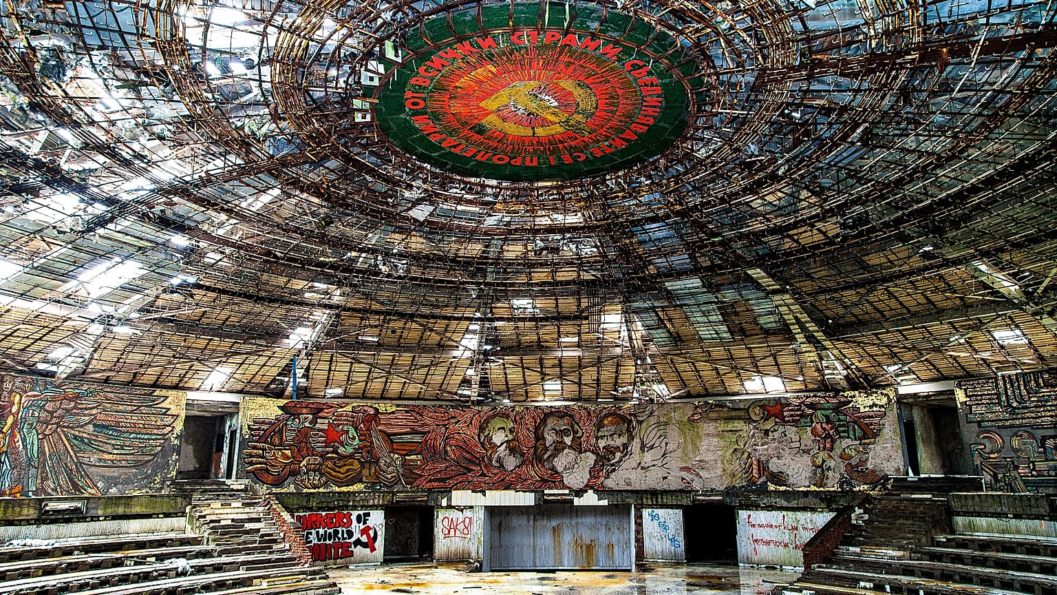 UFO şeklindeki Buzludzha anıtı, Bulgaristan'daki Komünist rejimin çöküşünden sonra terk edilmiştir.