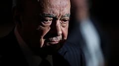 Archivo: El fallecido empresario egipcio Mohammed Al Fayed a su salida de la inauguración en el hotel Ritz de París, el 27 de junio de 2016.