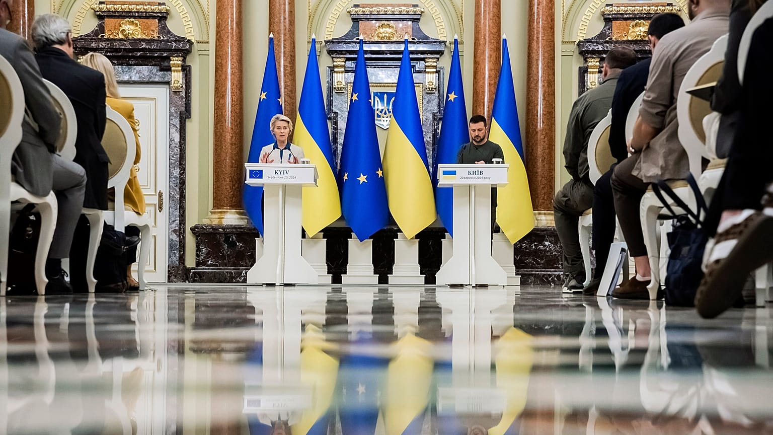 Ursula von der Leyen ha annunciato il prestito di 35 miliardi di euro durante una visita a Kiev.