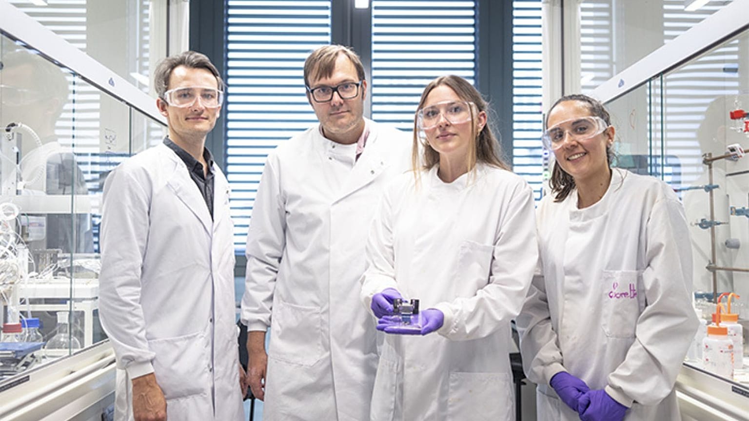 De izquierda a derecha, los investigadores Paulius Baronas, Kasper Moth-Poulsen, Helen Hölzel y Lorette Fernandez en el laboratorio MOST de la UPC.