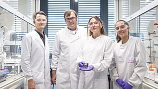 De izquierda a derecha, los investigadores Paulius Baronas, Kasper Moth-Poulsen, Helen Hölzel y Lorette Fernandez en el laboratorio MOST de la UPC.