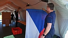 Feuerwehrleute richten in Široká Niva ein improvisiertes Wahllokal ein. 20. September 2024