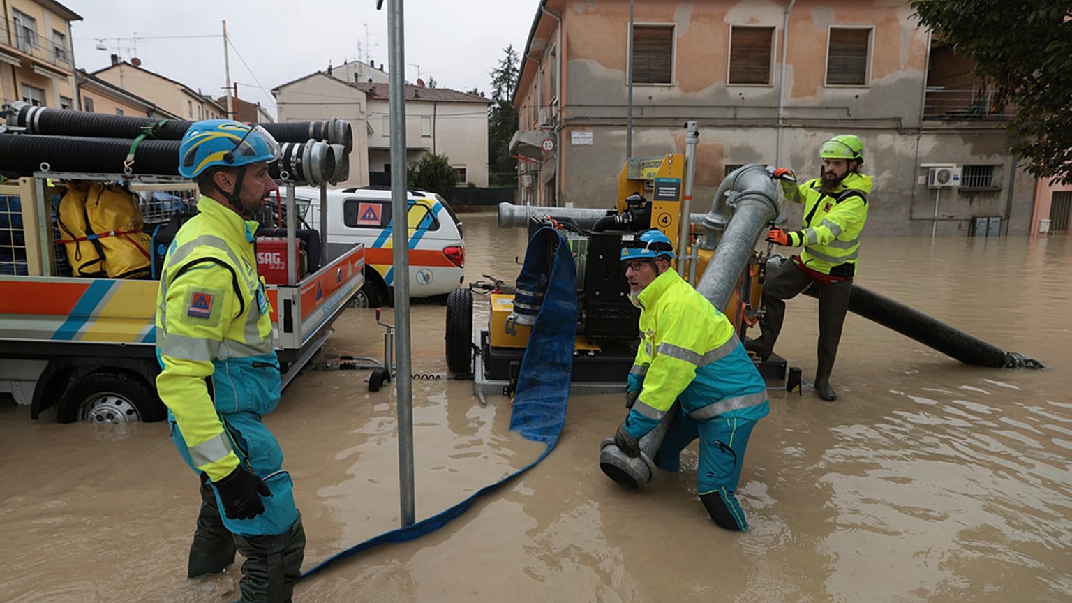 As inundações na Toscânia e no Veneto ocorrem dias depois de a região da Emília-Romanha ter sido atingida, tendo algumas zonas ficado submersas pela terceira vez em pouco mais de um ano.