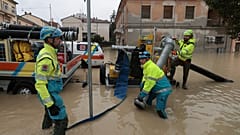 Las inundaciones en la Toscana y el Véneto se producen días después de que la región de Emilia Romaña se viera afectada, con algunas zonas sumergidas por tercera vez en poco más de un año.