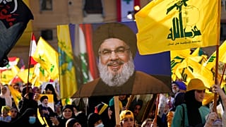 مؤيدون للأمين العام لحزب الله حسن نصر الله يحملون صوره