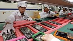 2010'da Çin'in güneyindeki Shenzhen şehrinde iPhone'ların yapıldığı Foxconn kompleksindeki üretim hattında parçaları birleştiriyor / 26 Mayıs 2010