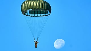 Fallschirmspringer springen am 21. September 2024 über der niederländischen Ginkel-Heide ab, um den 80. Jahrestag einer kühnen, aber erfolglosen Mission im Zweiten Weltkrieg mit dem Codenamen Market Garden zu feiern.