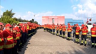 Bombeiros portugueses despedem-se dos três companheiros que morreram no incêndio em Tábua.