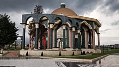 Sheikh Dyrri-Tekke en el Centro Mundial Bektashi, Qendra Boterore e Bektashinjve, Centro de una Hermandad Sufí, Tirana, Albania.