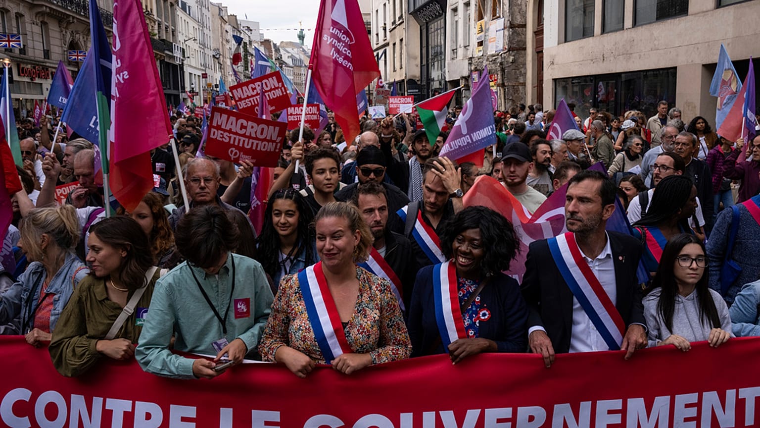 Manifestantes participan en una protesta contra el nuevo primer ministro francés Michel Barnier y el Gobierno, en París, Francia, el sábado 21 de septiembre de 2024.