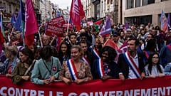 Demonstranten nehmen an einem Protest gegen den neuen französischen Premierminister Michel Barnier und die Regierung in Paris, Frankreich, am Samstag, 21. September 2024, teil.