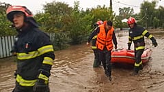 Bomberos en Rumanía trabajando en medio de las inundaciones